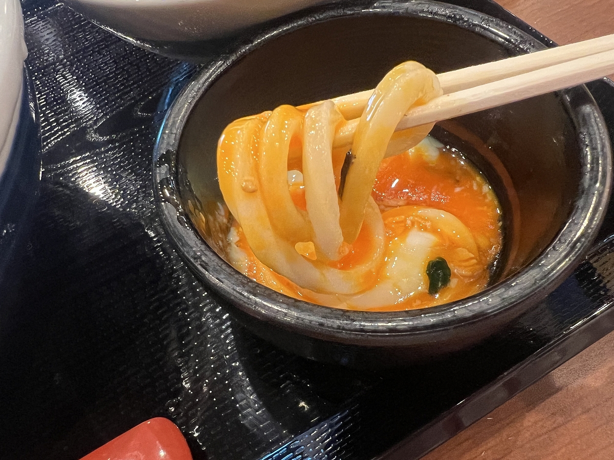 有料トッピングの温泉玉子にうどんを絡めたところ