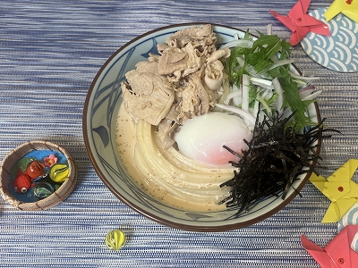 丸亀製麺の「こく旨ごまだれ豚玉うどん」