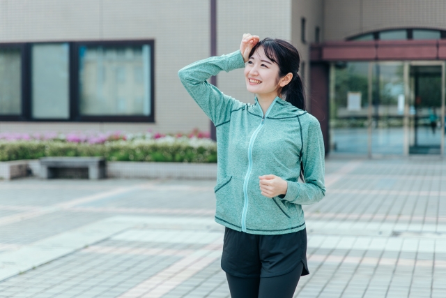 運動している女性