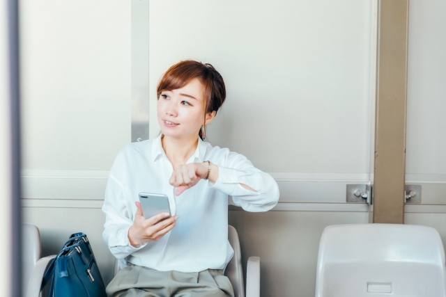 通勤時間の女性