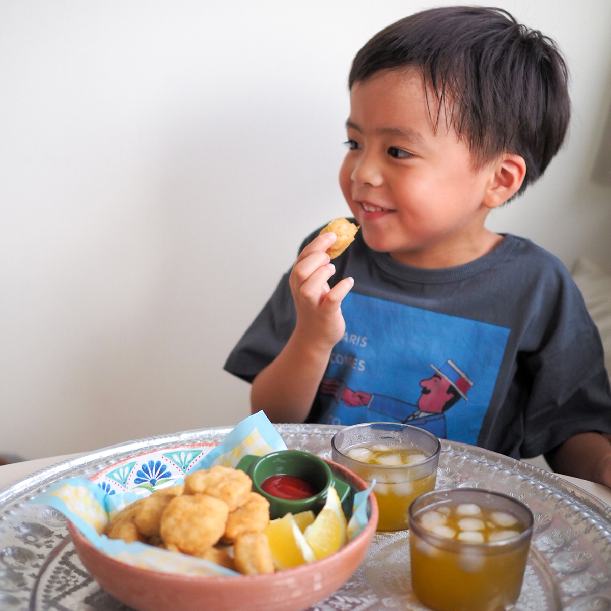 期間限定の「までっこ鶏チキンナゲット」を喜んで食べる山本さんの子ども
