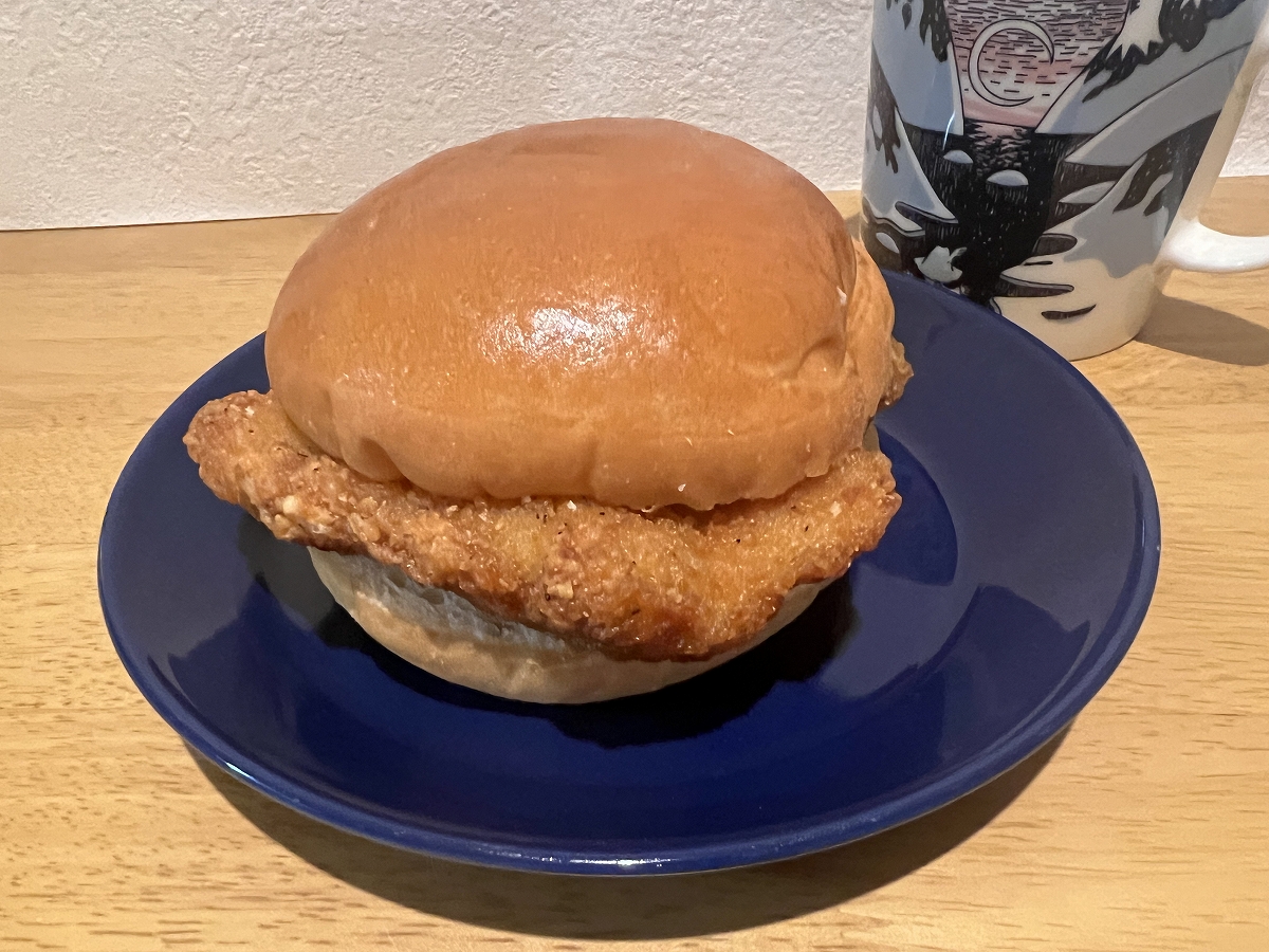 ファミチキバンズに45％増量のファミチキをサンド