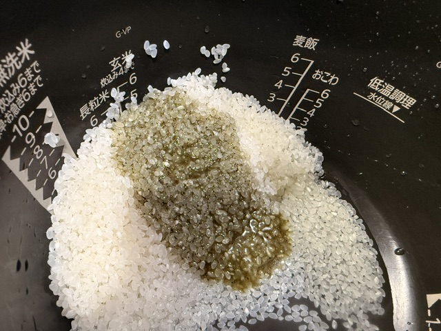 炊飯器にお米と入れているところ