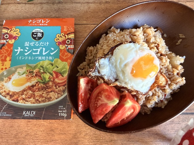盛りつけ図とナシゴレンの素のパッケージを添えて