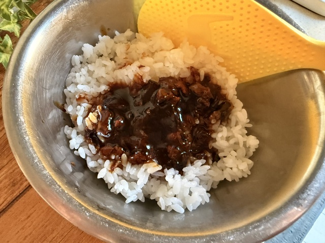 山椒香るうなぎ飯の素をご飯にかけた様子