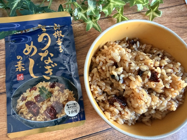 盛りつけた様子を山椒香るうなぎ飯の素のパッケージ