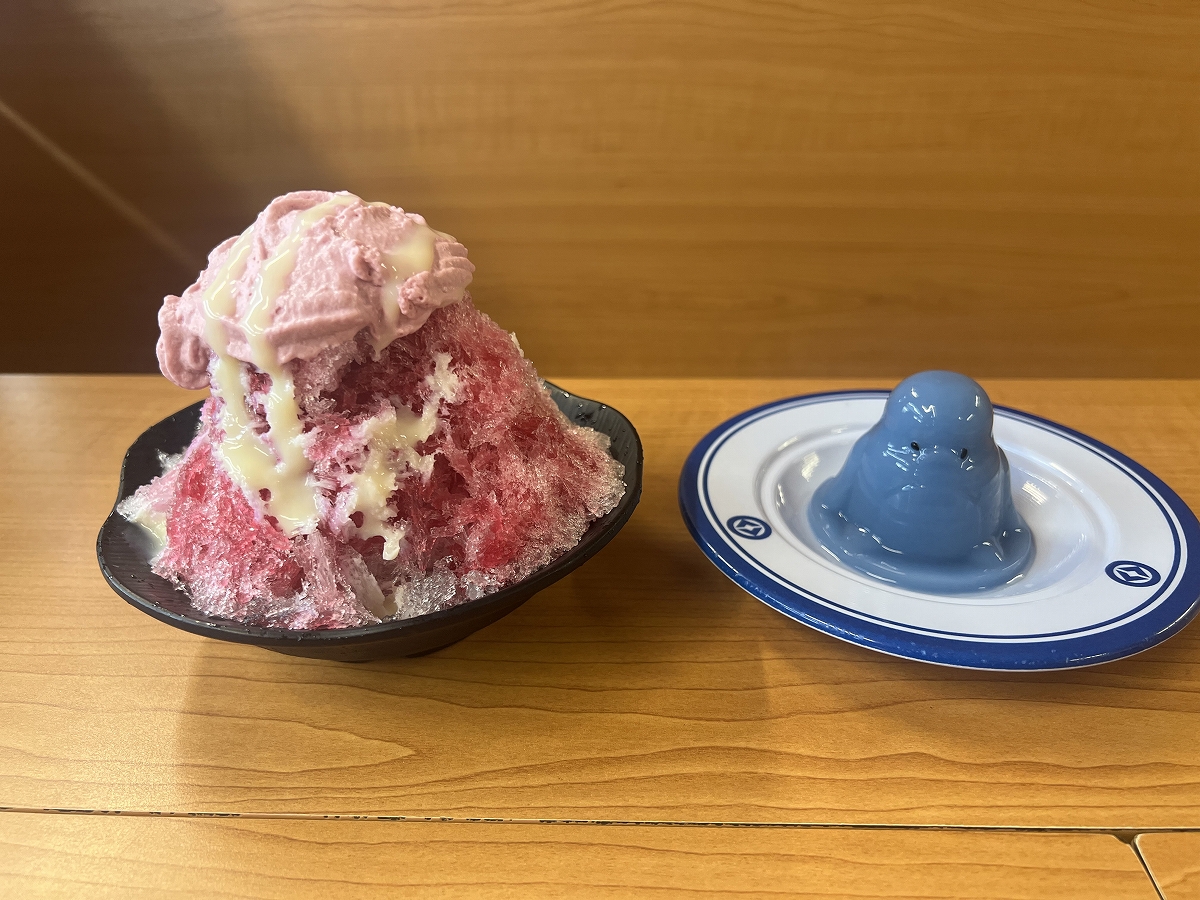 「夢のふわ雪 ぶどう」(左)と「ぷるぷるペンギンさんゼリー」(右)