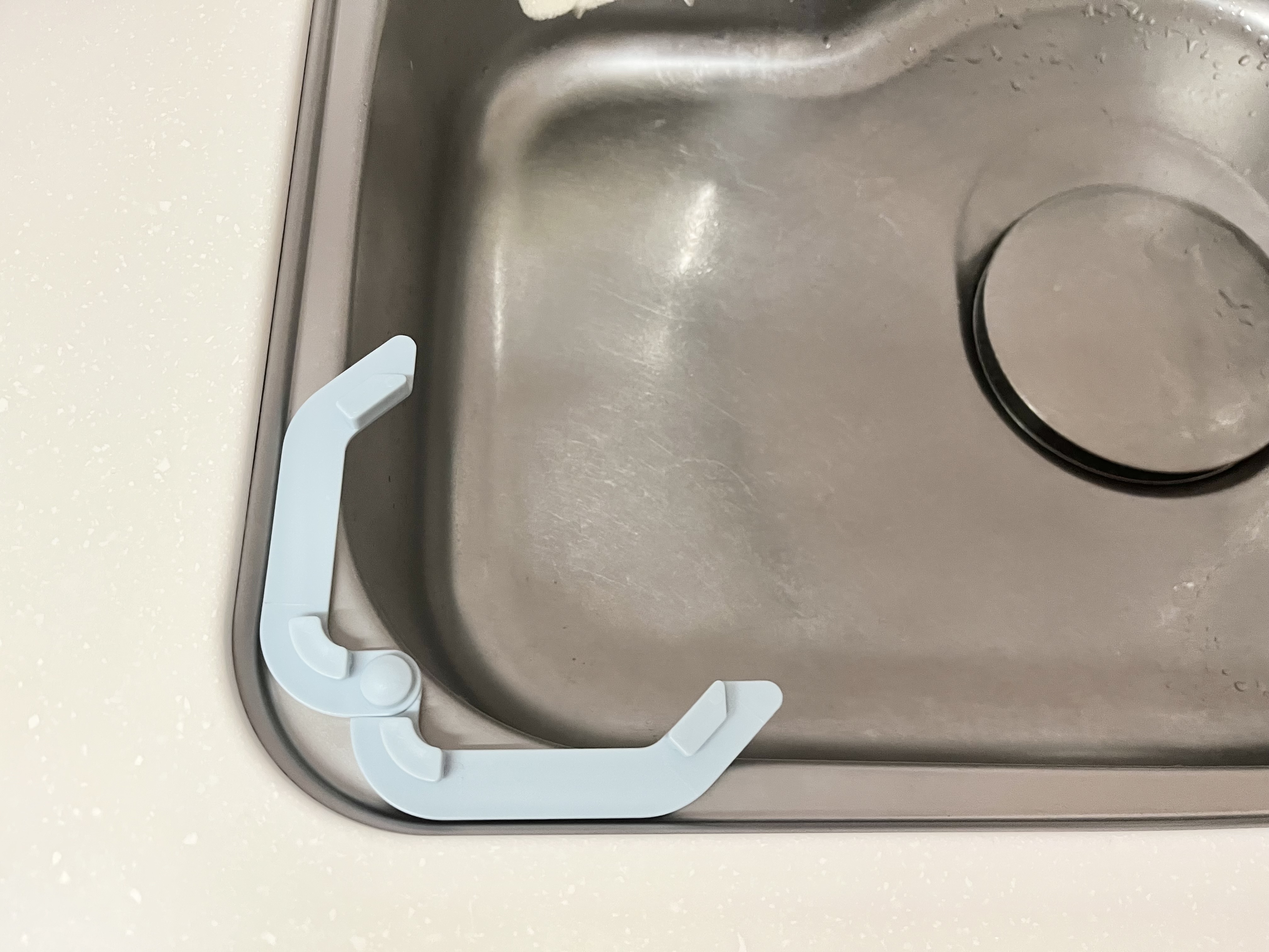 ダイソーの「水切りネットホルダー((接着シール付)」の使用画像