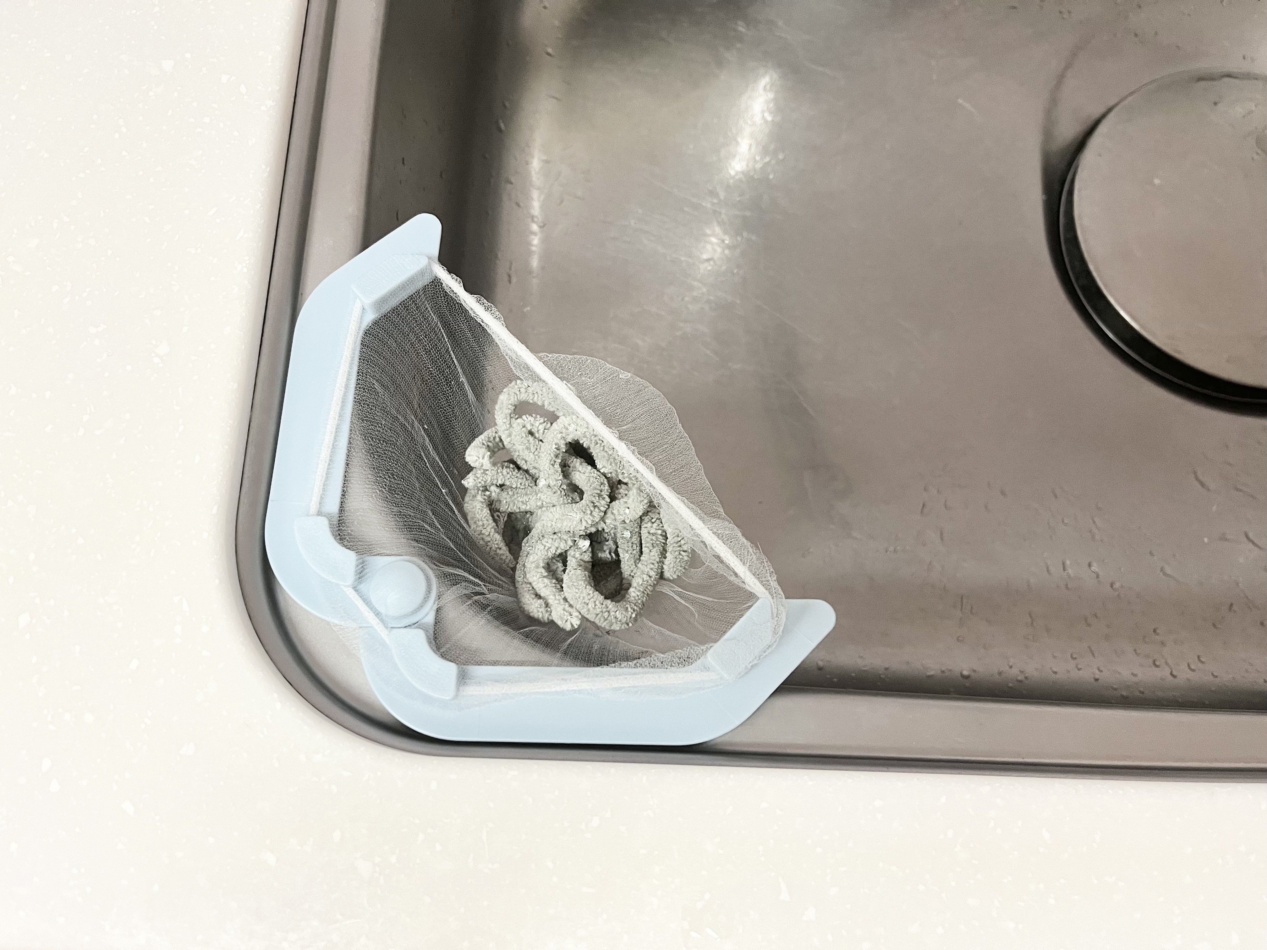 ダイソーの「水切りネットホルダー(接着シール付)」の使用画像