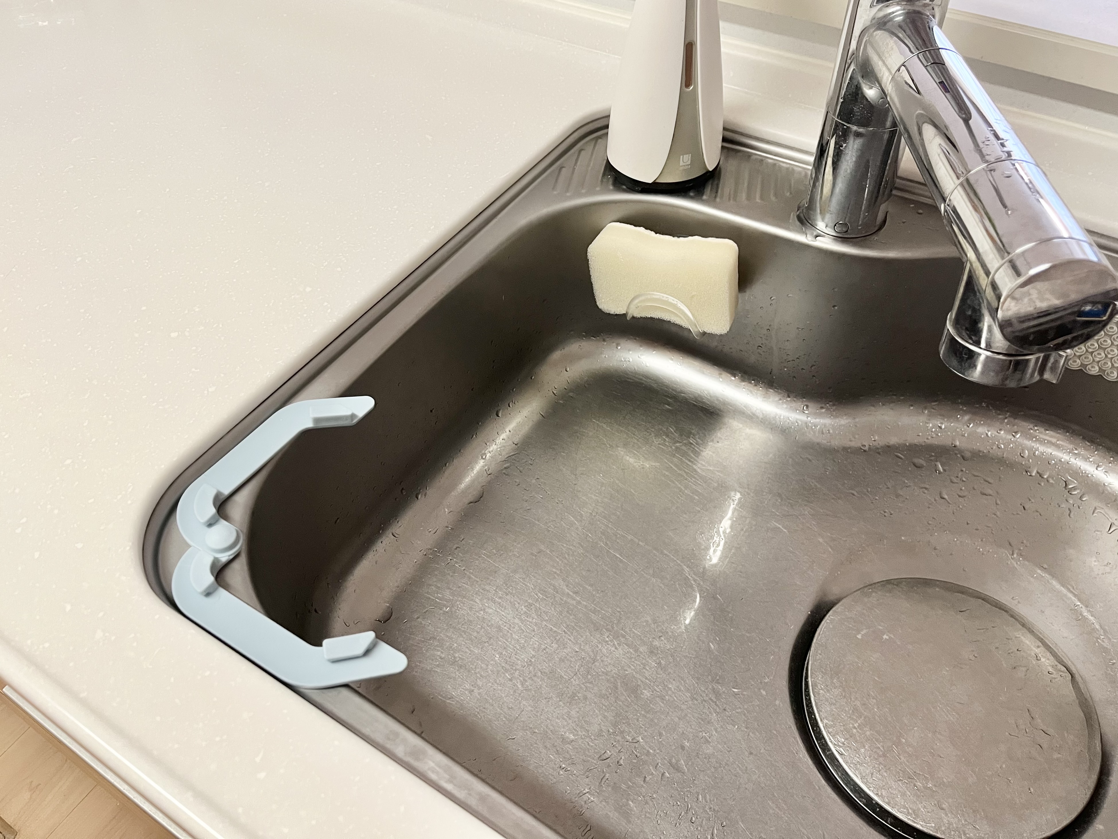 ダイソーの「水切りネットホルダー(接着シール付)」の使用画像