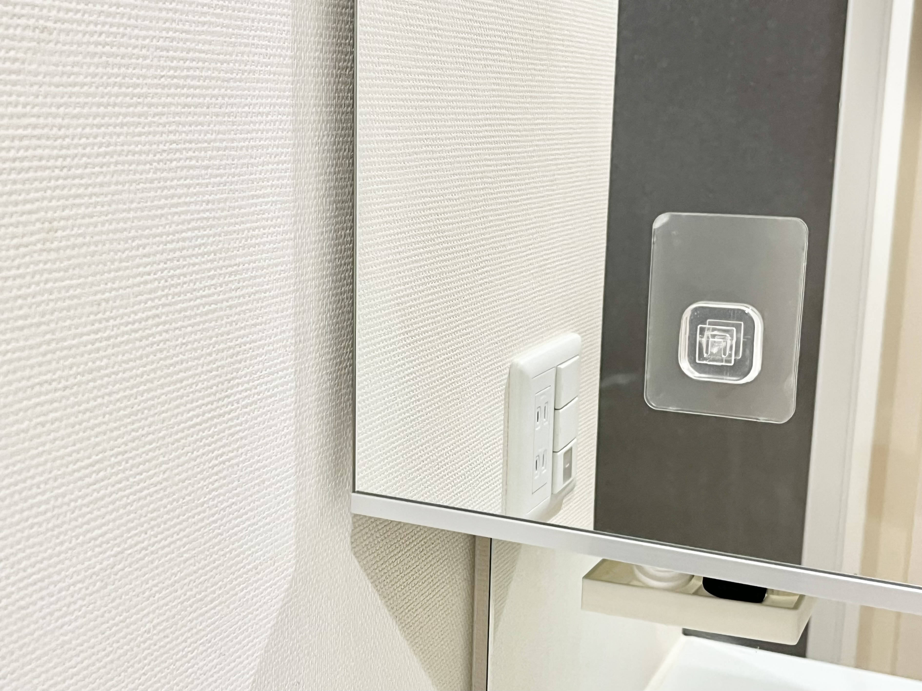 セリアの「粘着シート ドライヤーホルダー」の使用画像
