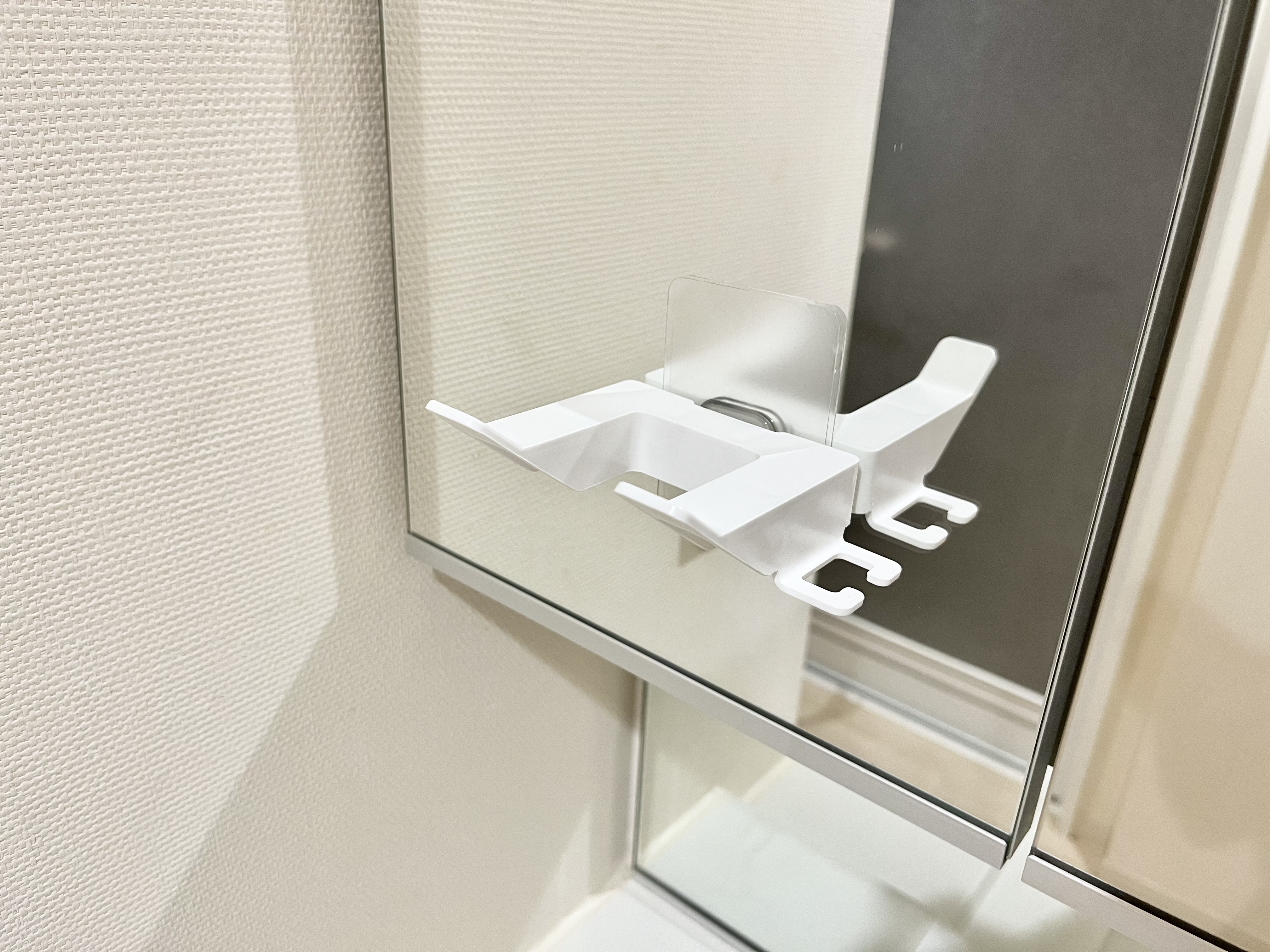 セリアの「粘着シート ドライヤーホルダー」の使用画像