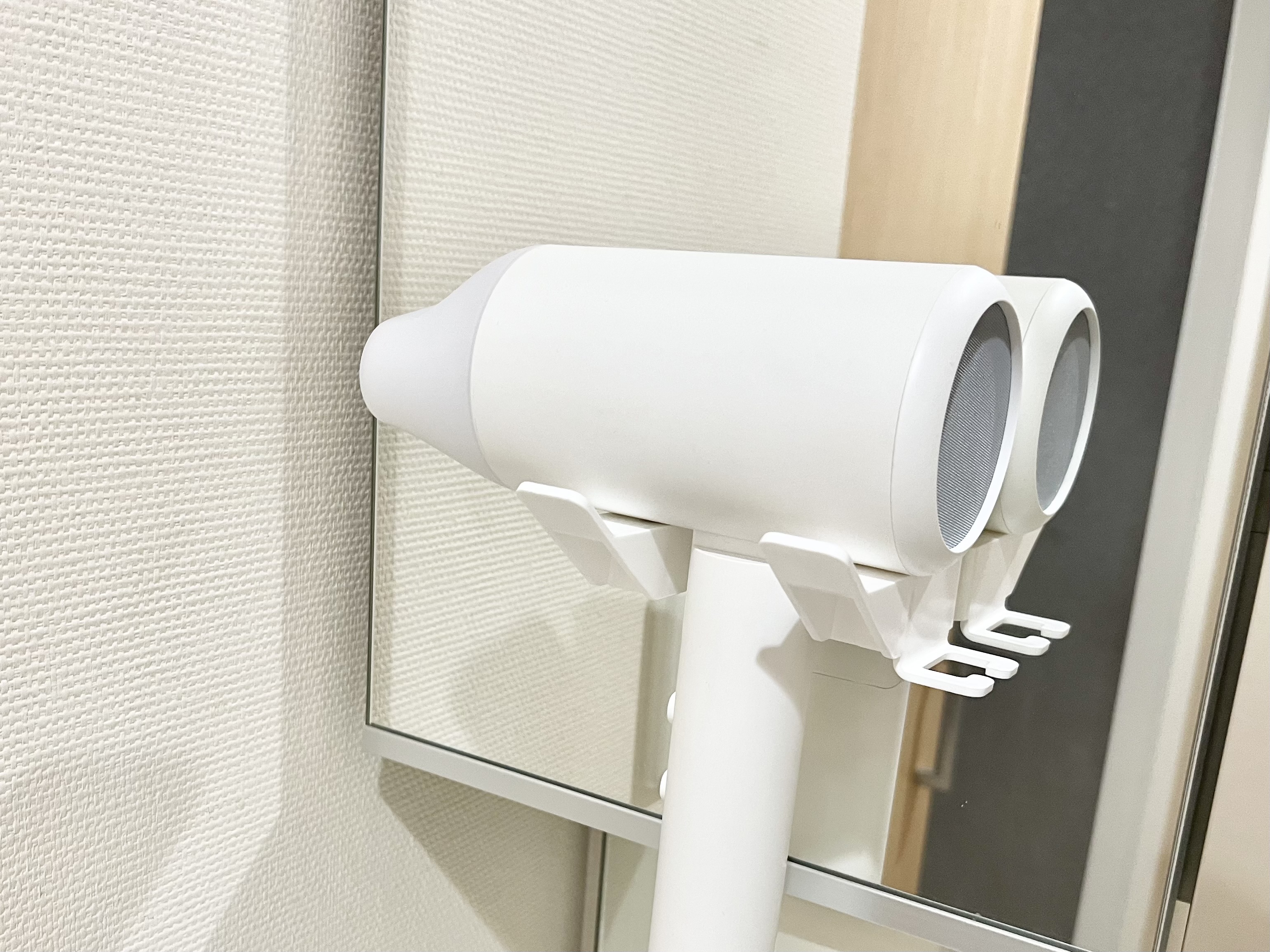 セリアの「粘着シート ドライヤーホルダー」の使用画像
