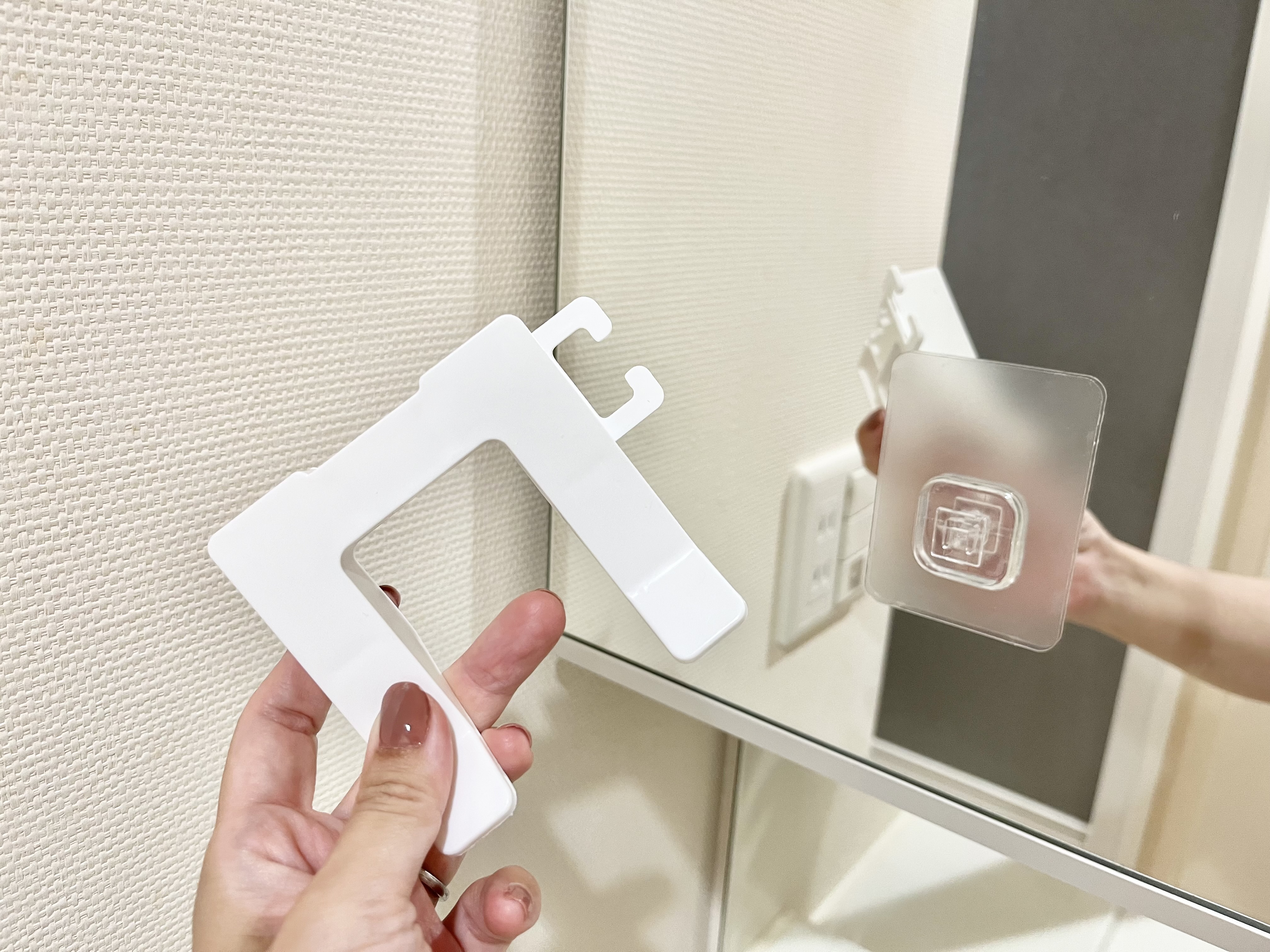 セリアの「粘着シート ドライヤーホルダー」の使用画像