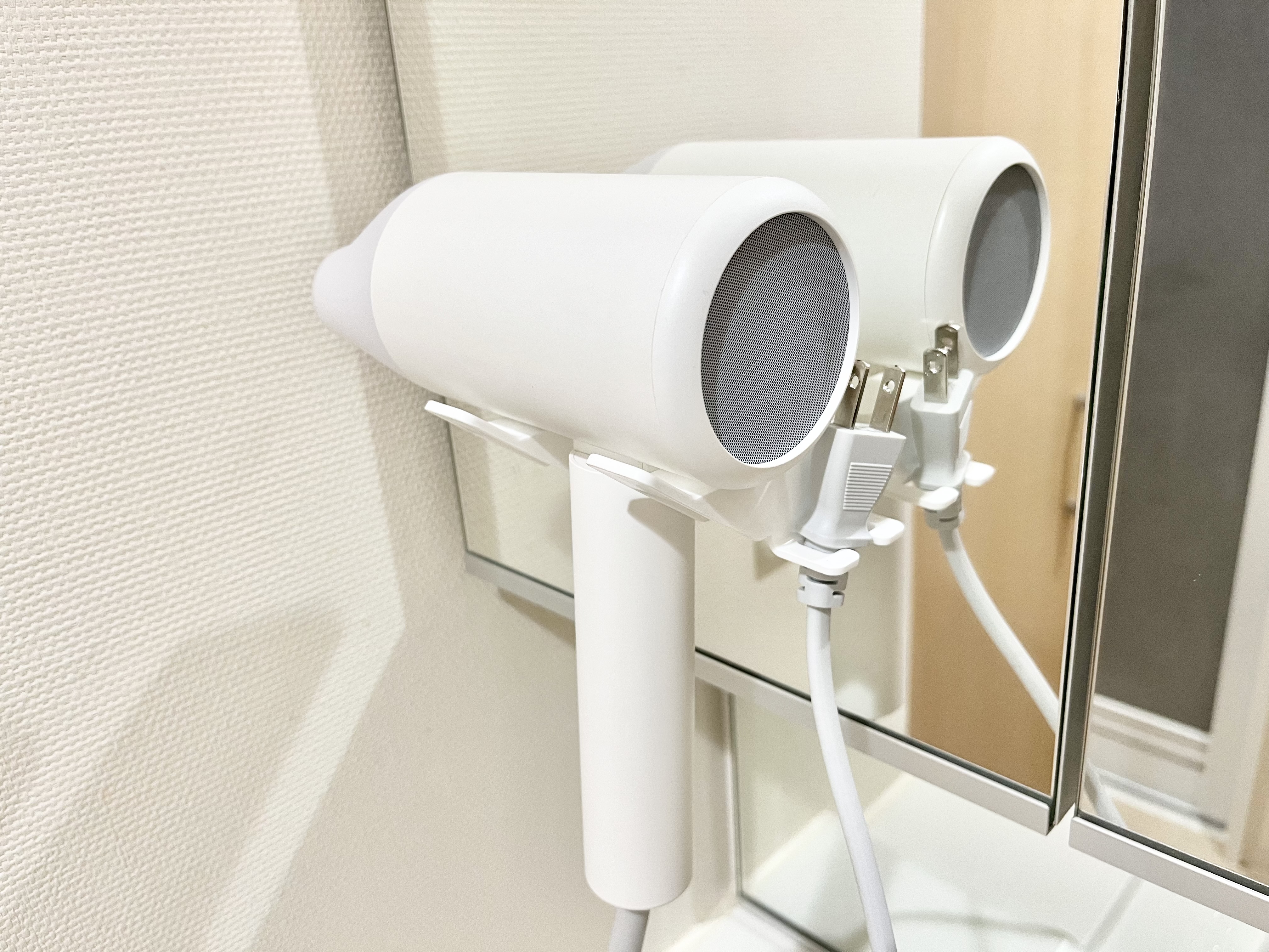 セリアの「粘着シート ドライヤーホルダー」の使用画像
