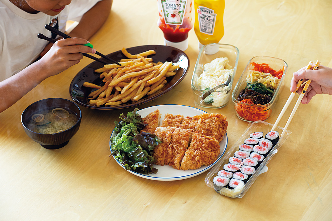 スーパーのお惣菜を食べている様子