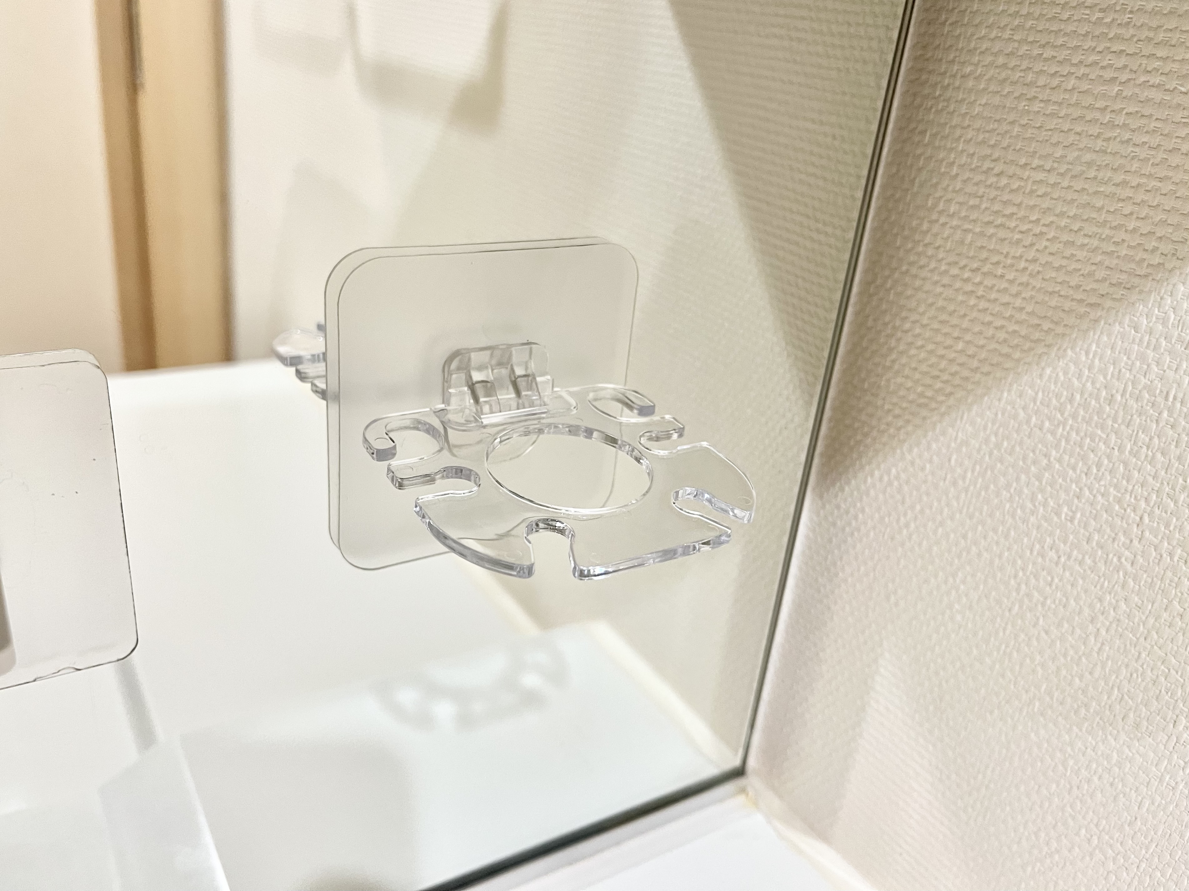 セリアの「歯ブラシホルダー6本タイプ 粘着」の使用画像