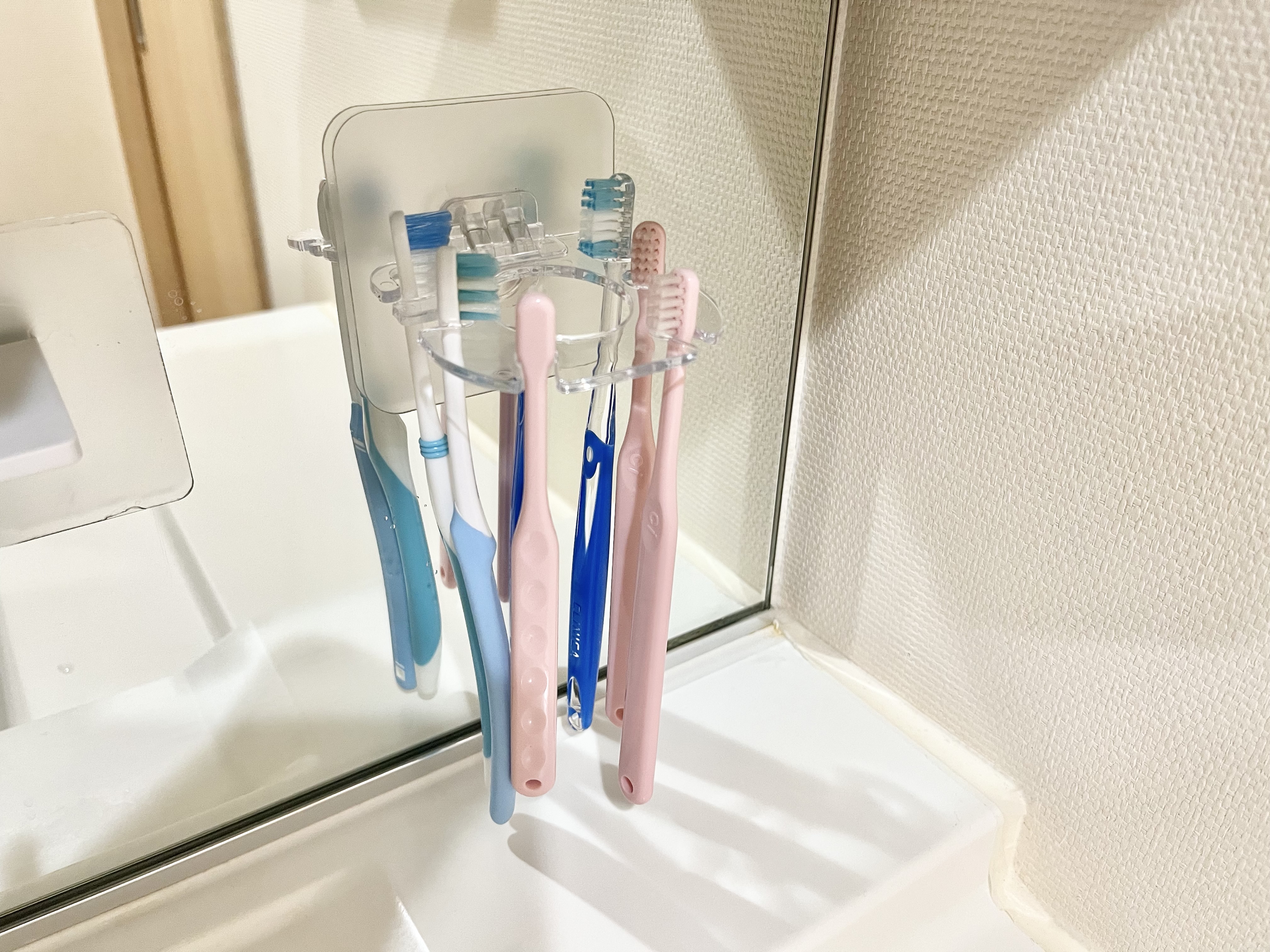 セリアの「歯ブラシホルダー6本タイプ 粘着」の使用画像