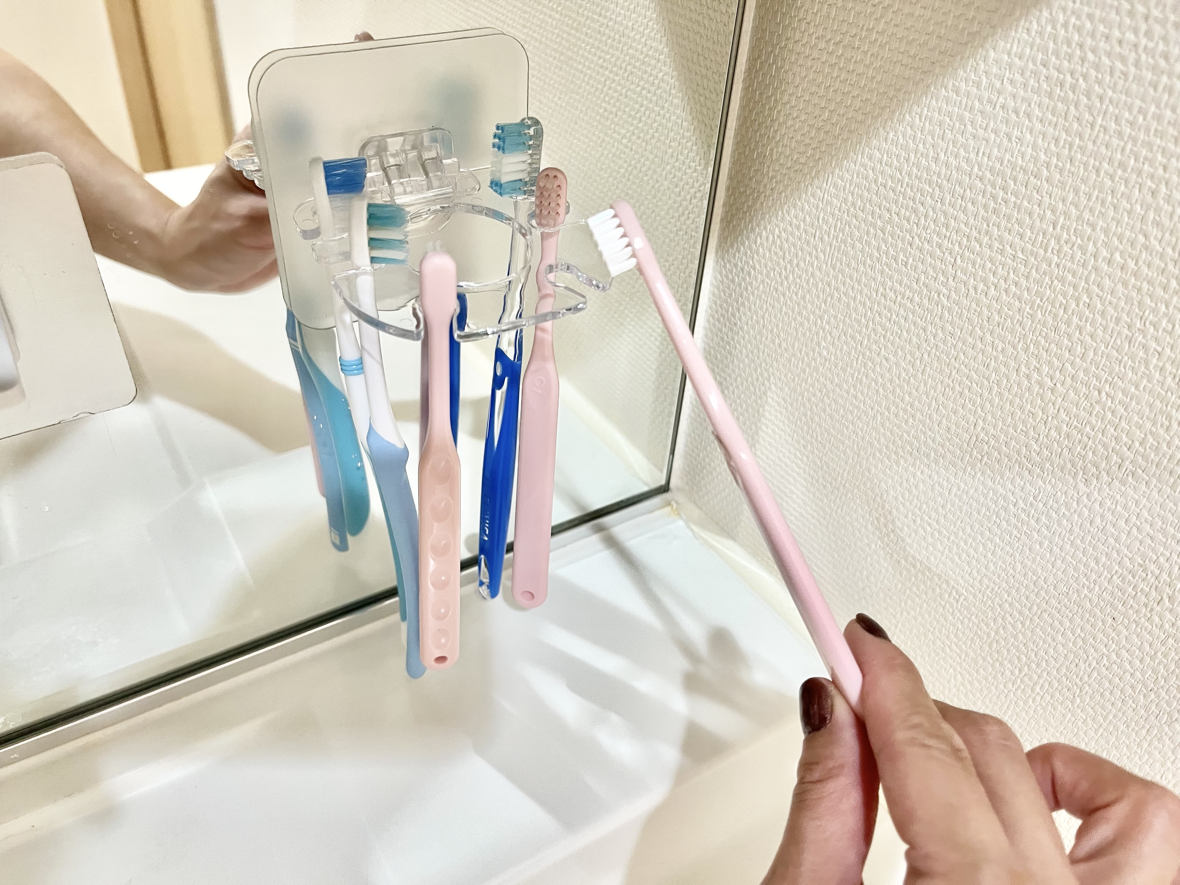 セリアの「歯ブラシホルダー6本タイプ 粘着」の使用画像