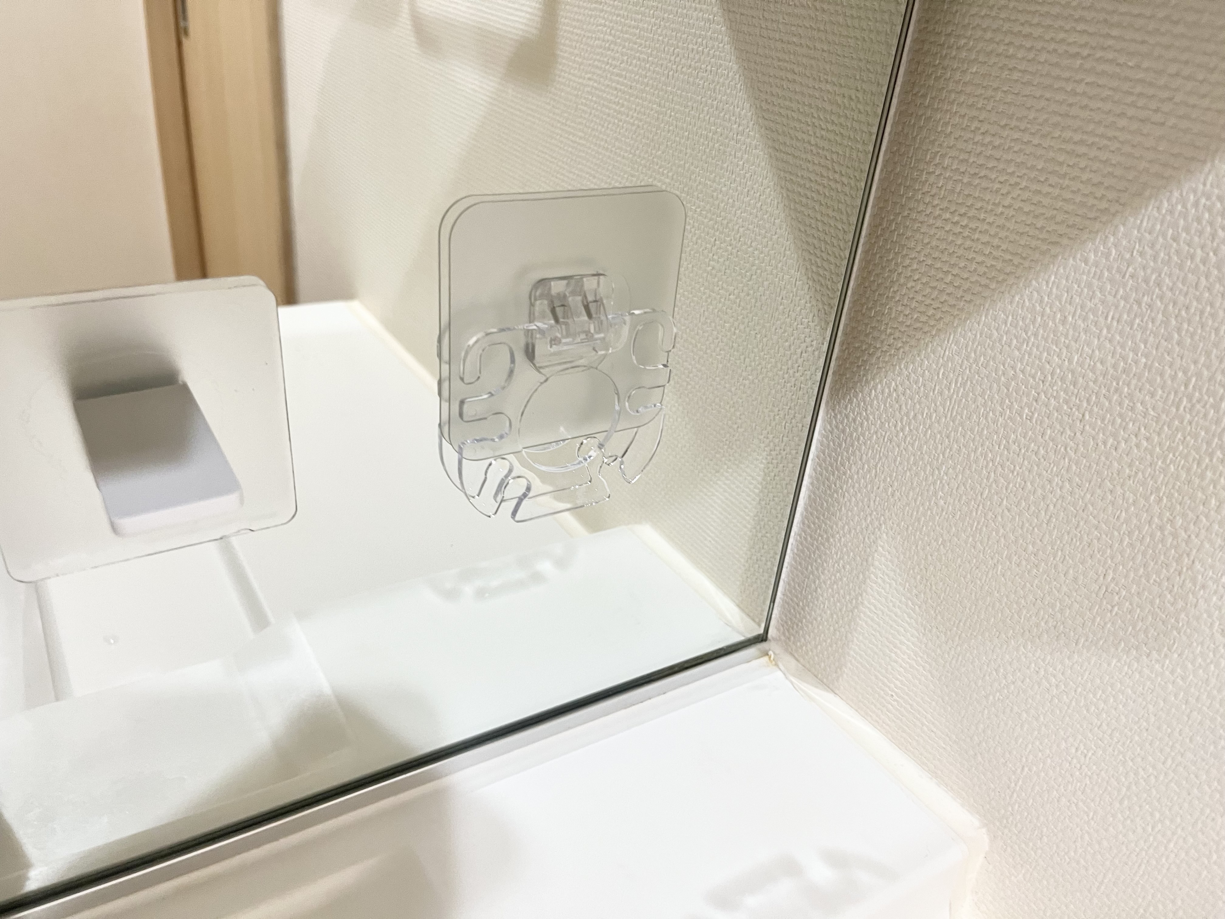 セリアの「歯ブラシホルダー6本タイプ 粘着」の使用画像