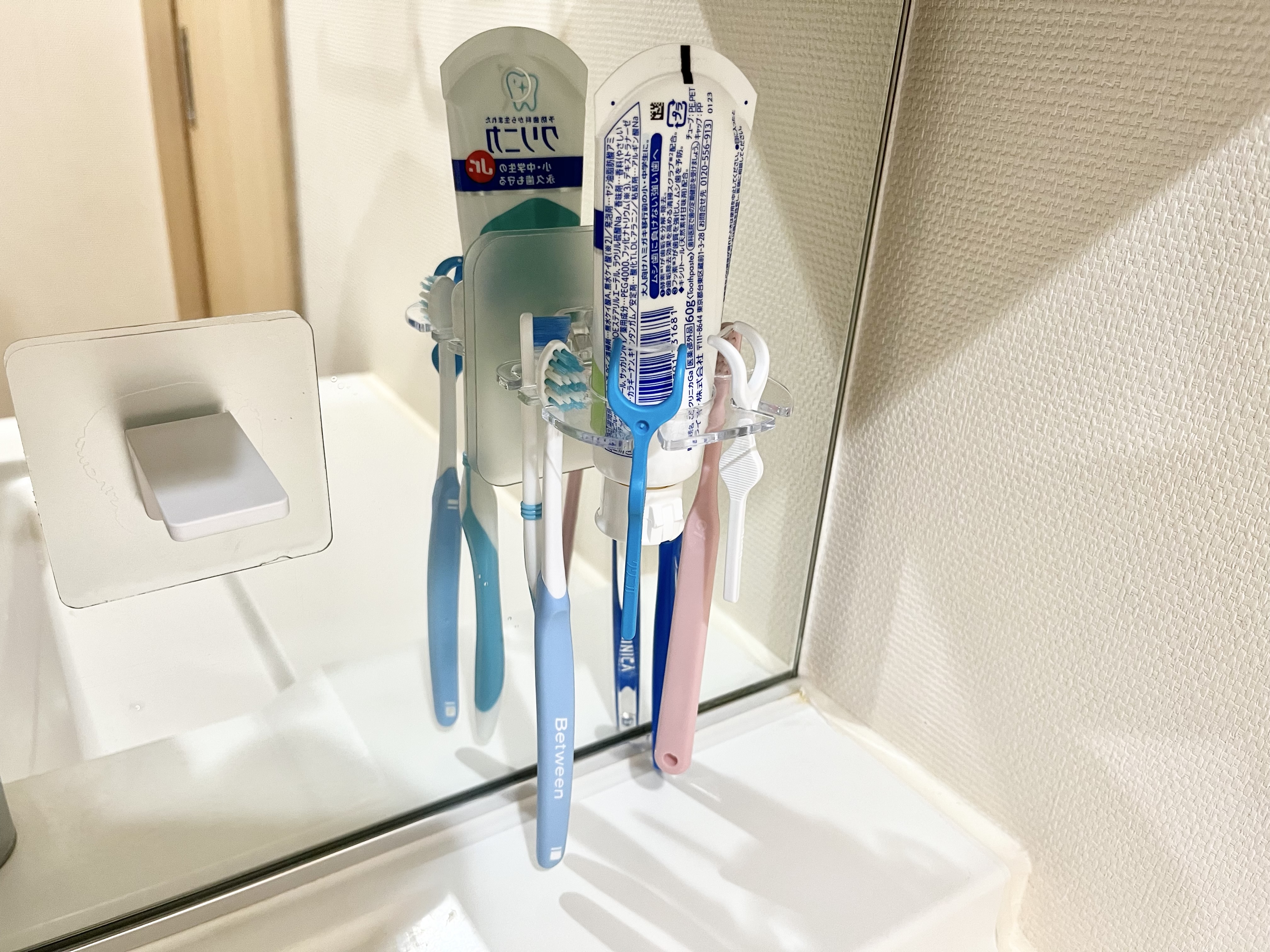 セリアの「歯ブラシホルダー6本タイプ 粘着」の使用画像