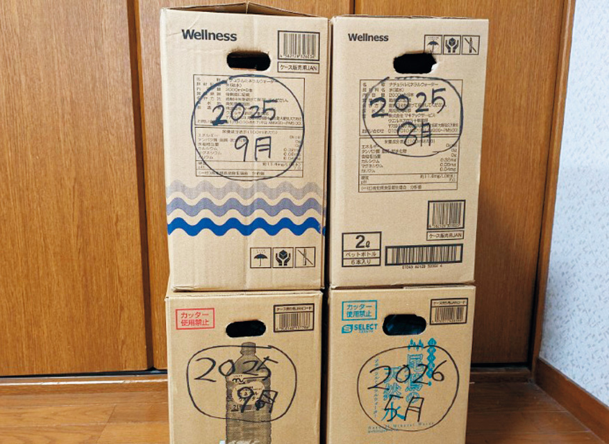 段ボールに賞味期限を書いたストック