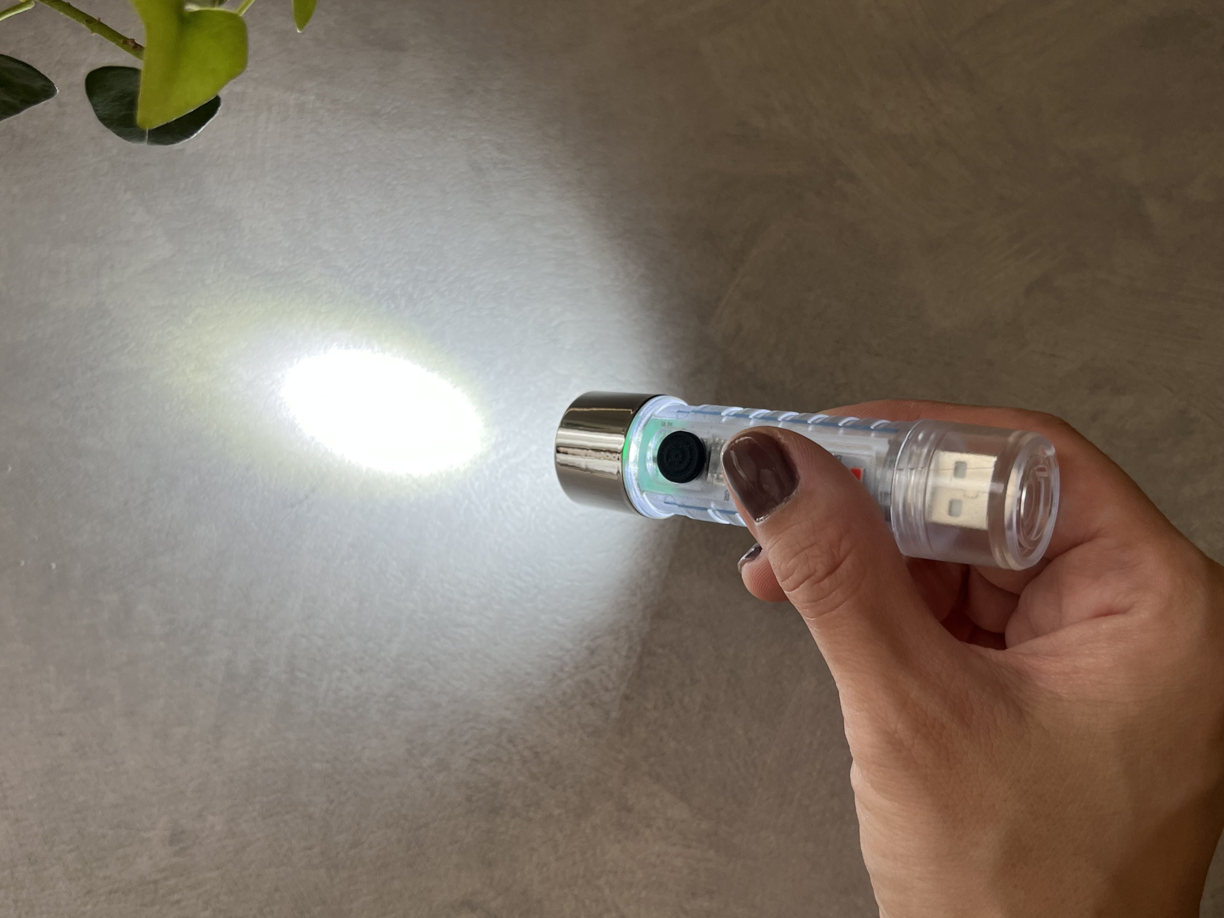 ダイソーの「充電式スケルトンライト」の使用画像