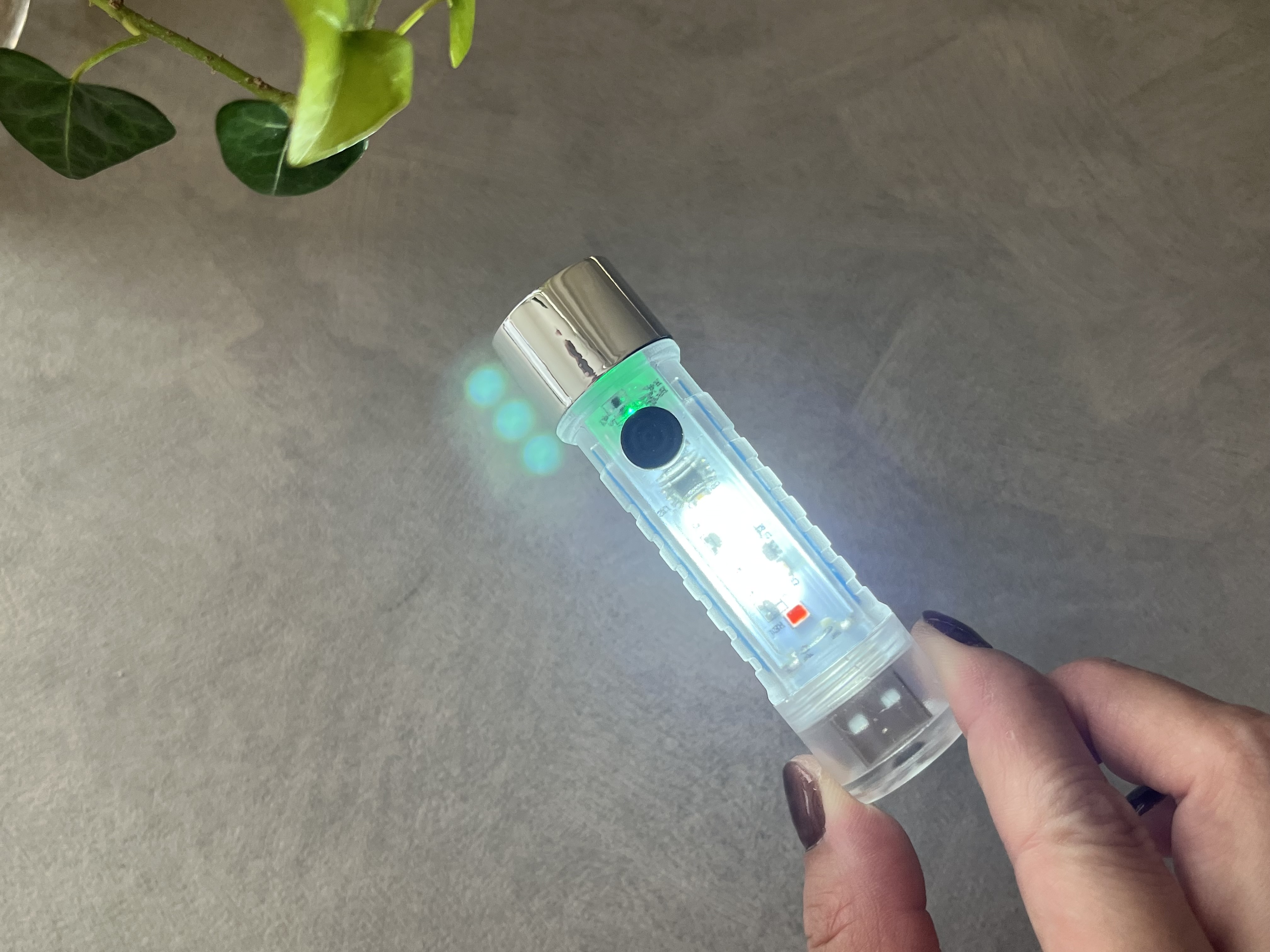 ダイソーの「充電式スケルトンライト」の使用画像