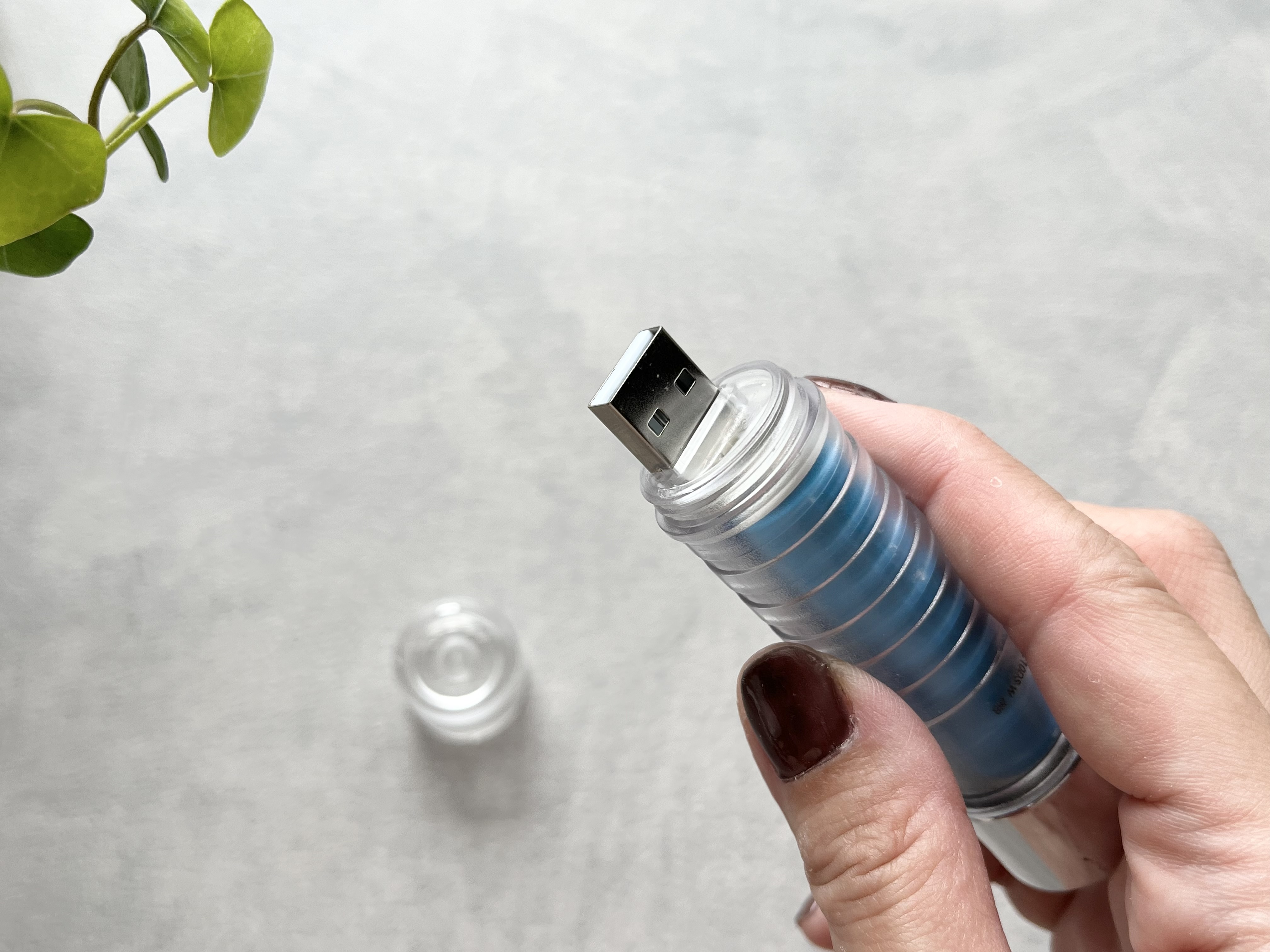 ダイソーの「充電式スケルトンライト」の使用画像