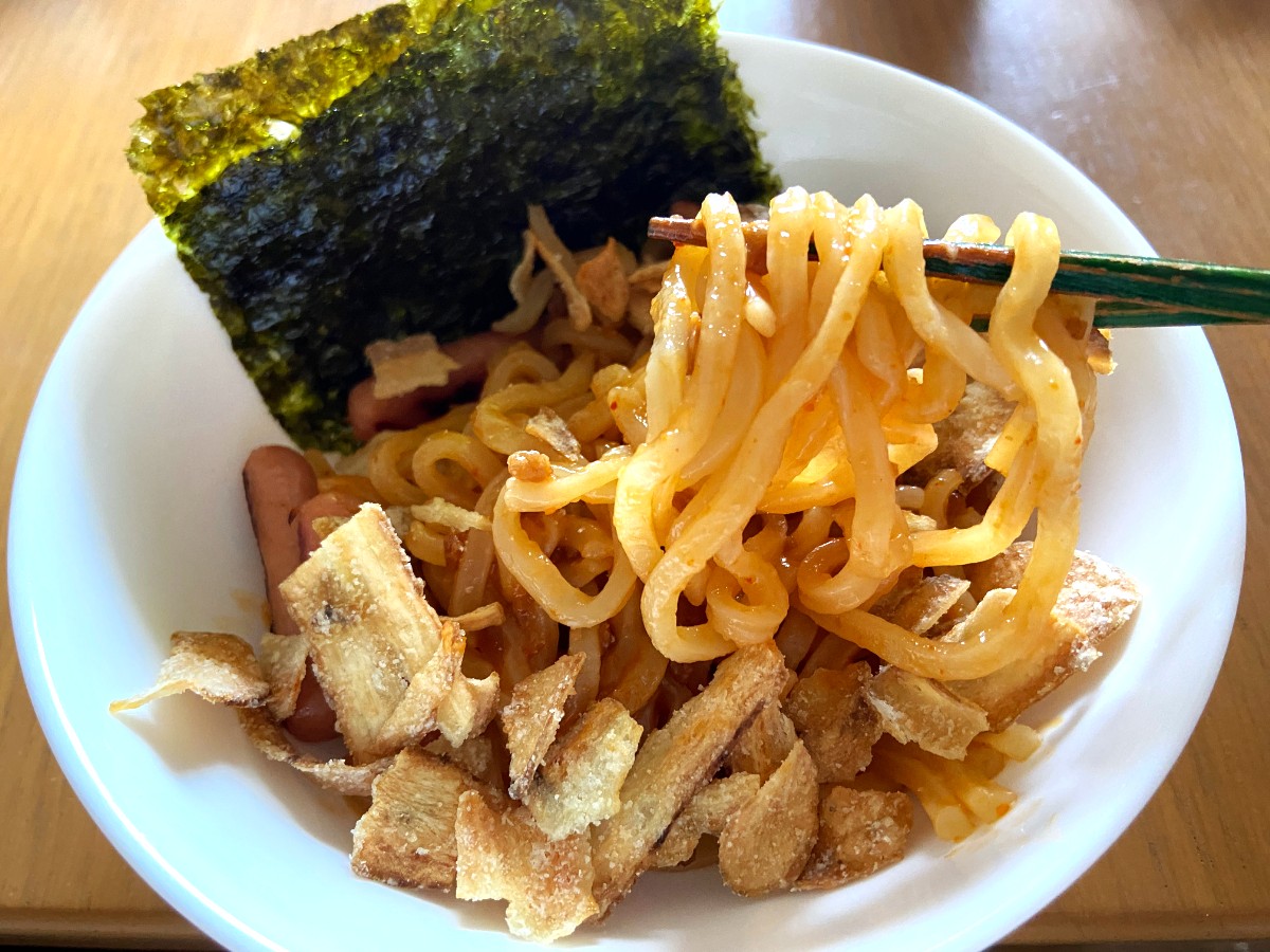 麻辣まぜそば盛りつけ