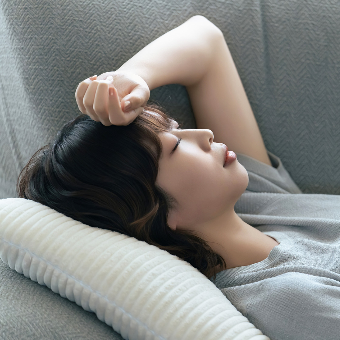 疲れて寝ている様子の女性