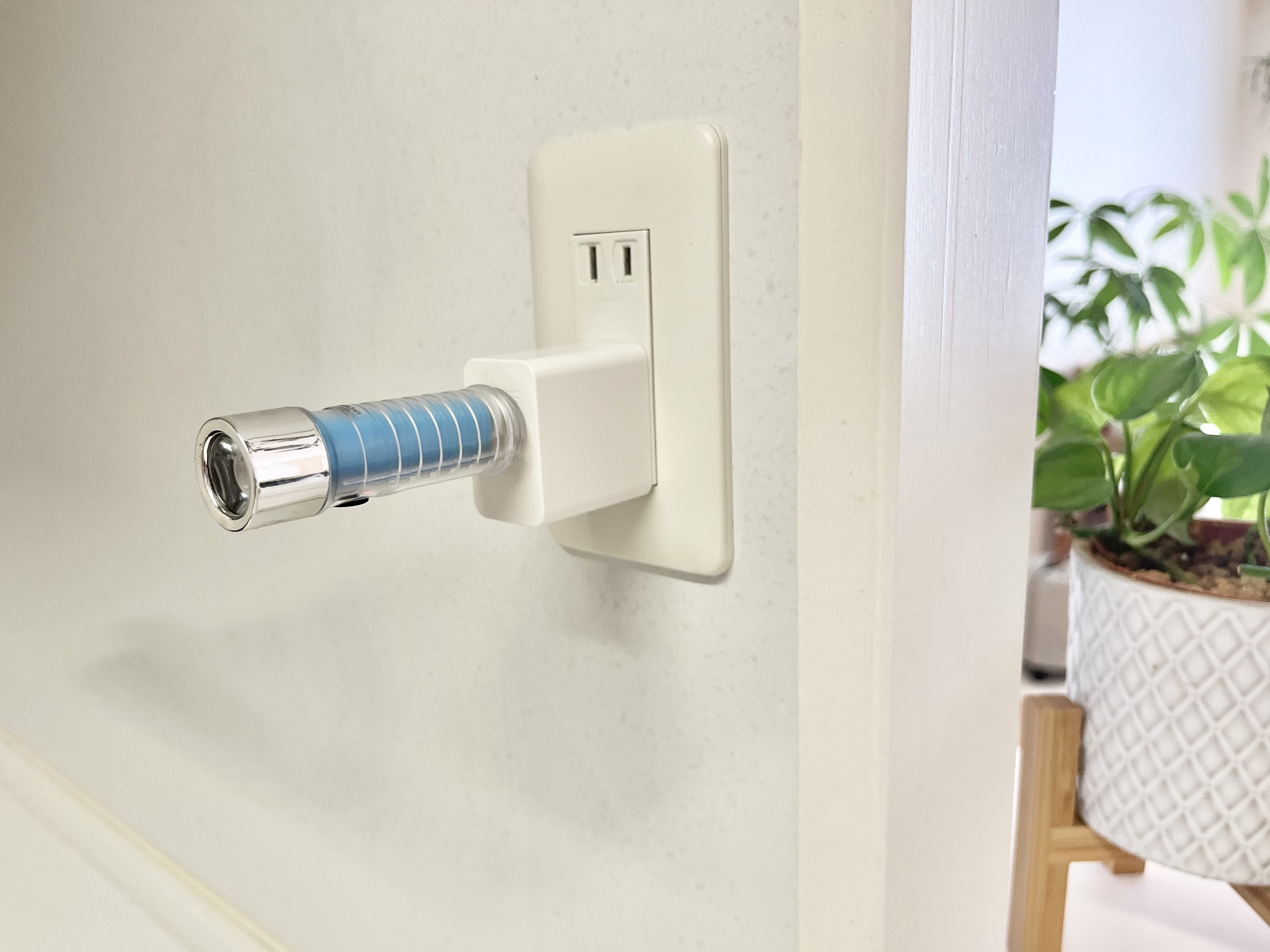 ダイソーの「充電式スケルトンライト」の使用画像