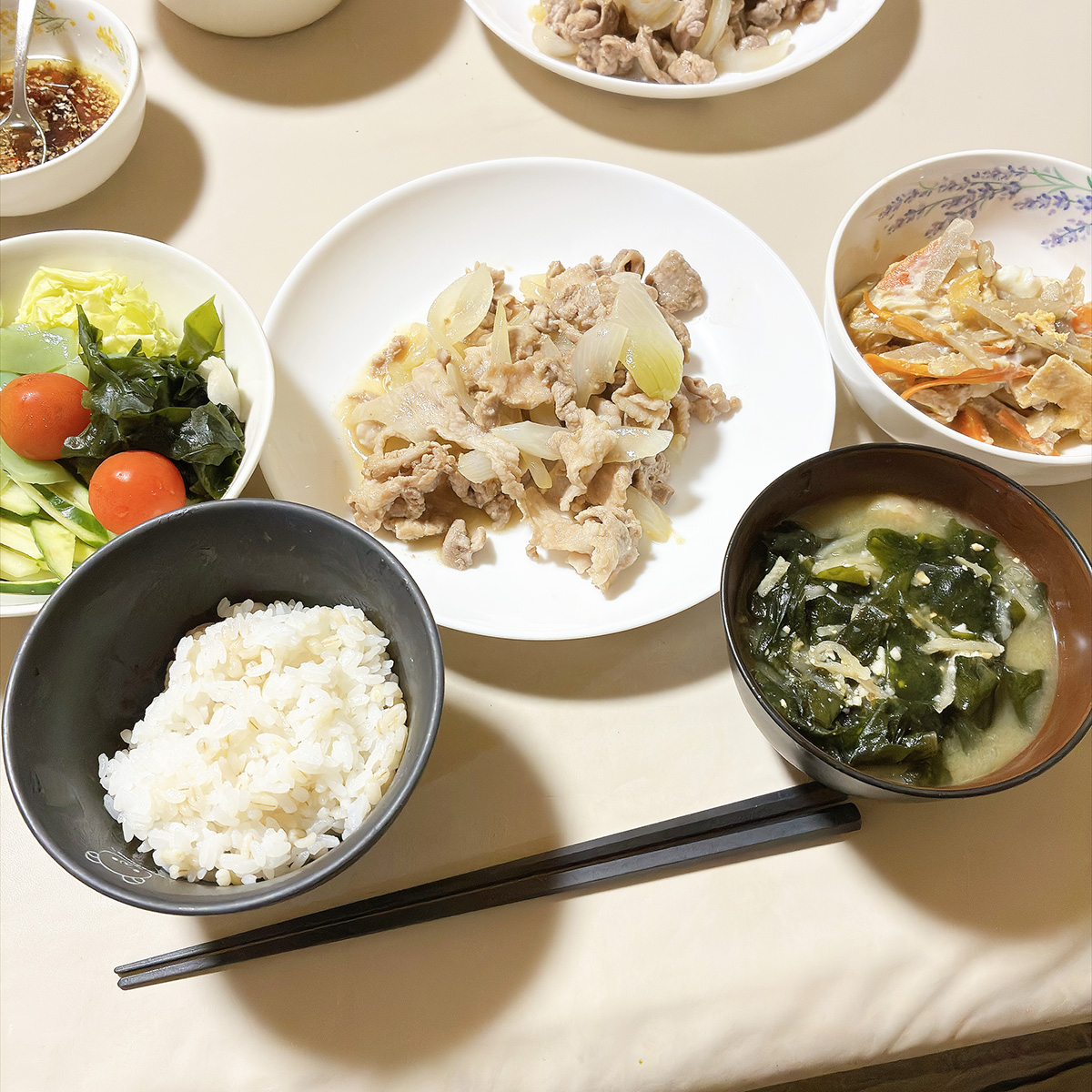 食卓に並んだご飯