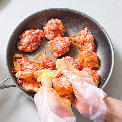 丸めたお肉をフライパンに入れている様子