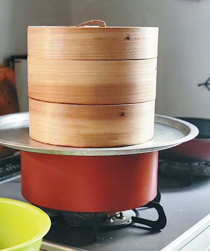 蒸し器で野菜を蒸している様子