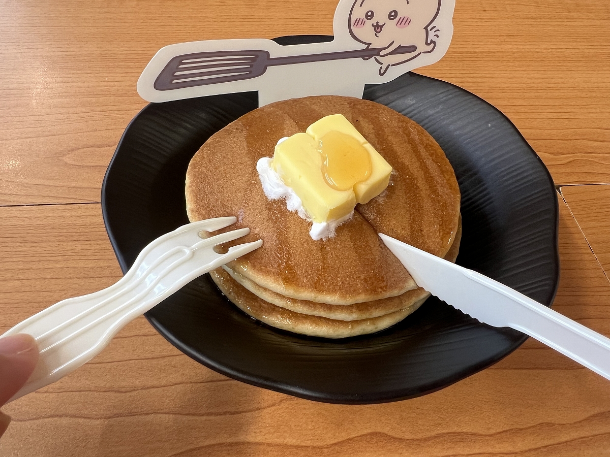 「うさぎのパァンッケーキ」を切っているところ