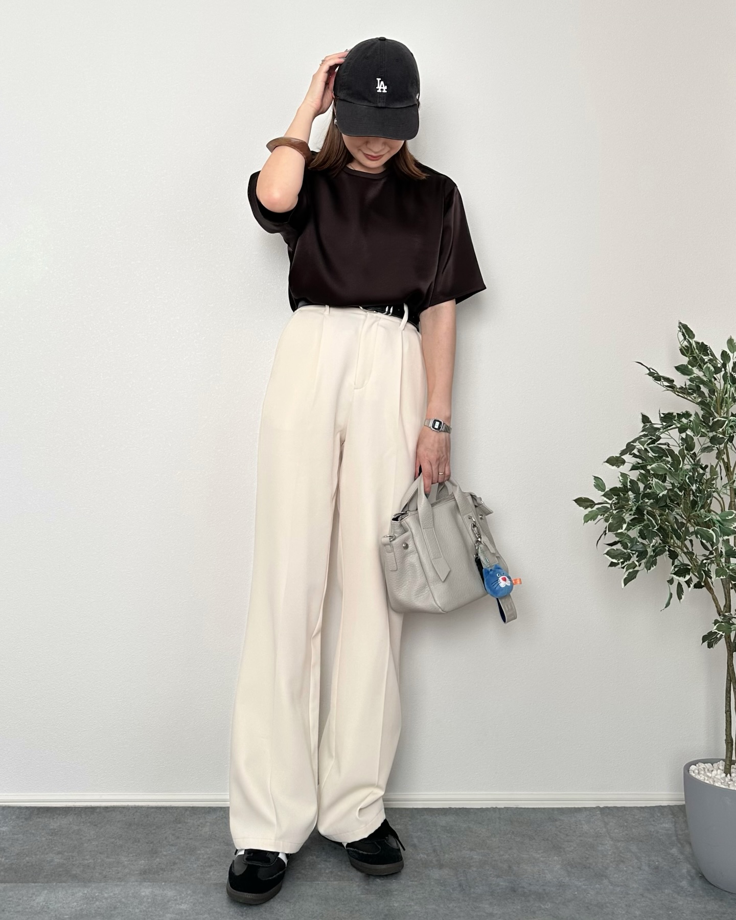 ユニクロ「サテンオーバーサイズショートブラウス」（2,990円）