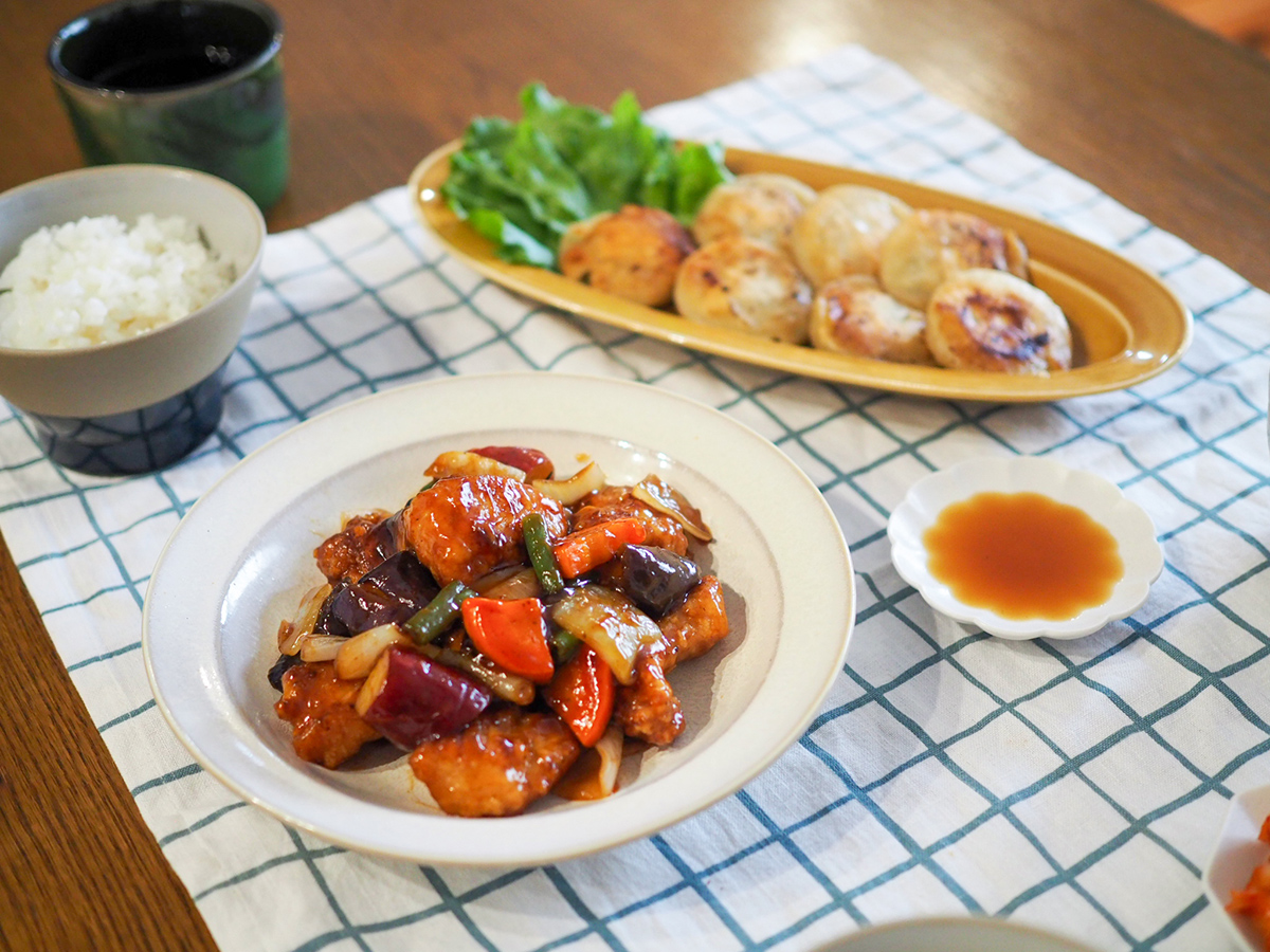 鶏唐揚げと5種野菜の黒酢あん炒めとにらまんじゅうを盛り付けたごちそう中華献立