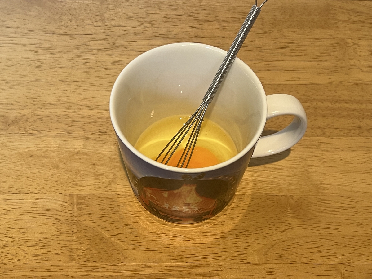マグカップに卵を入れたところ