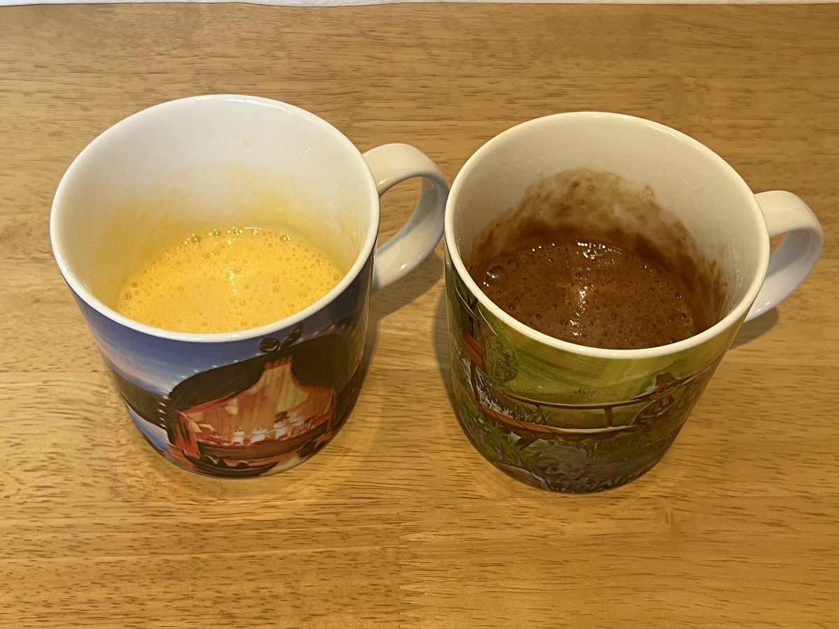バニラとチョコの生地をマグカップに入れたところ