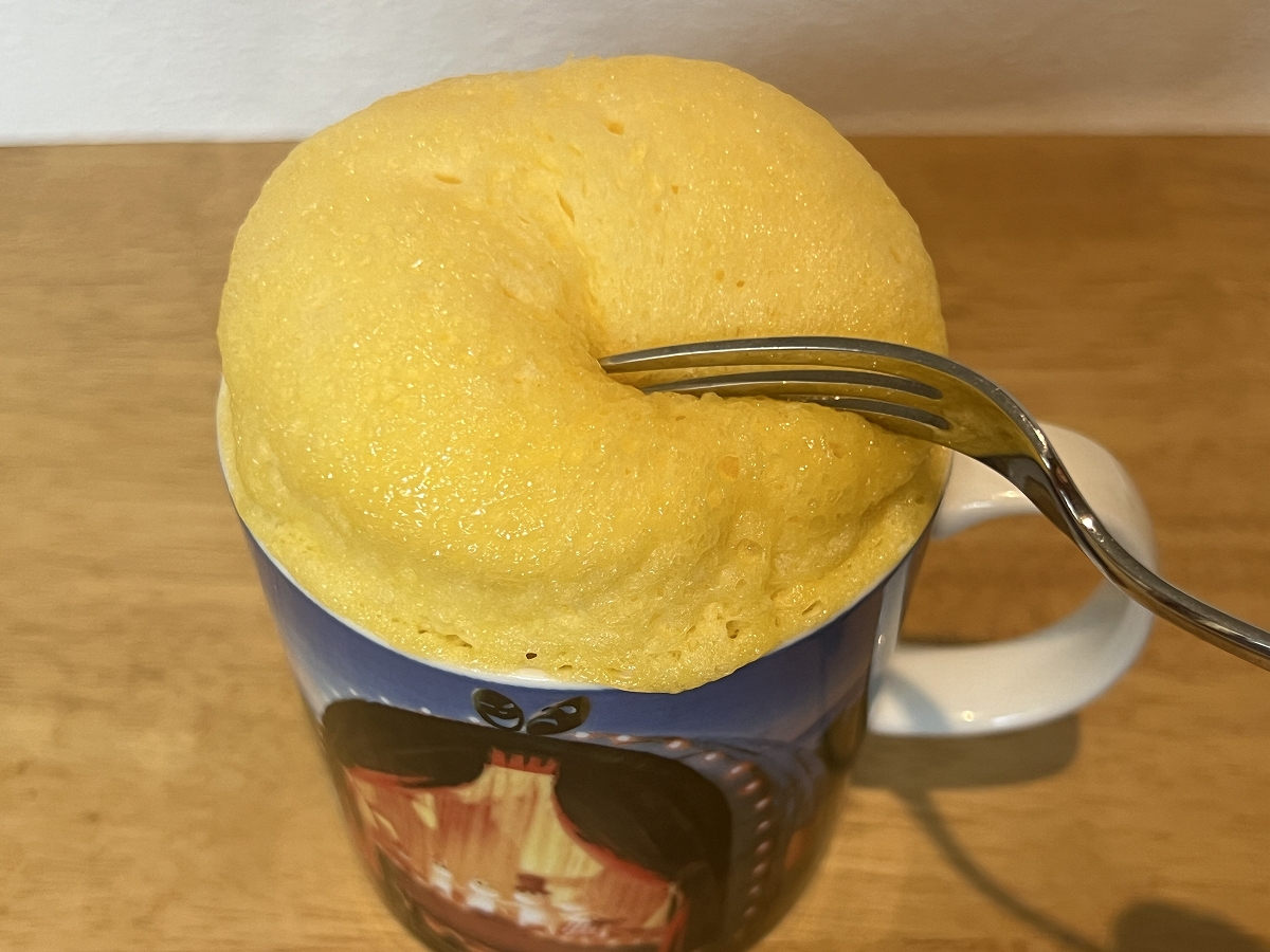 モコモコに膨らんだ生地にフォークを入れているところ