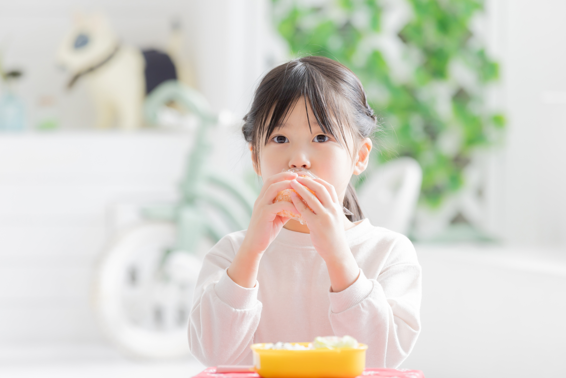 ご飯を食べる女の子