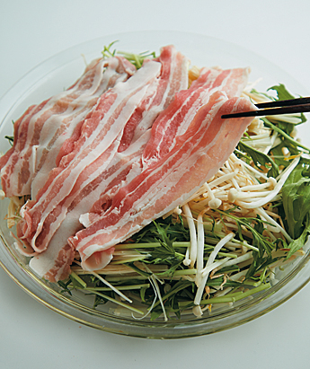 豚肉と野菜を入れた耐熱皿