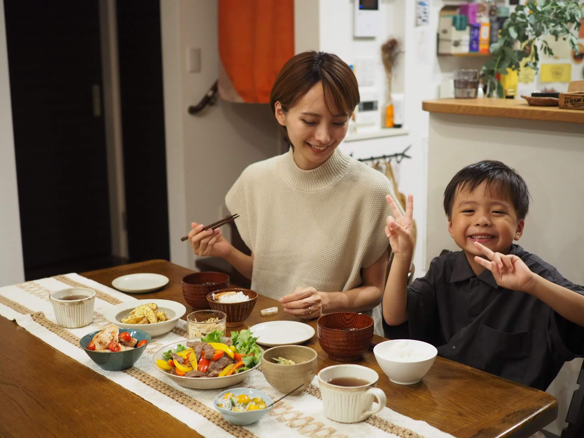 wミートディナーを喜んで食べる様子