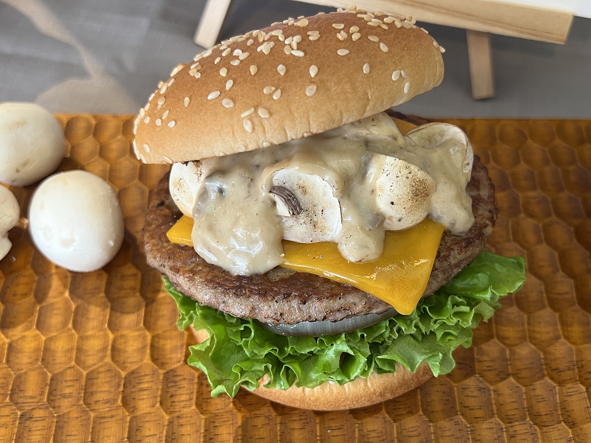 「マッシュルームチーズバーガー ポルチーニクリームソース」