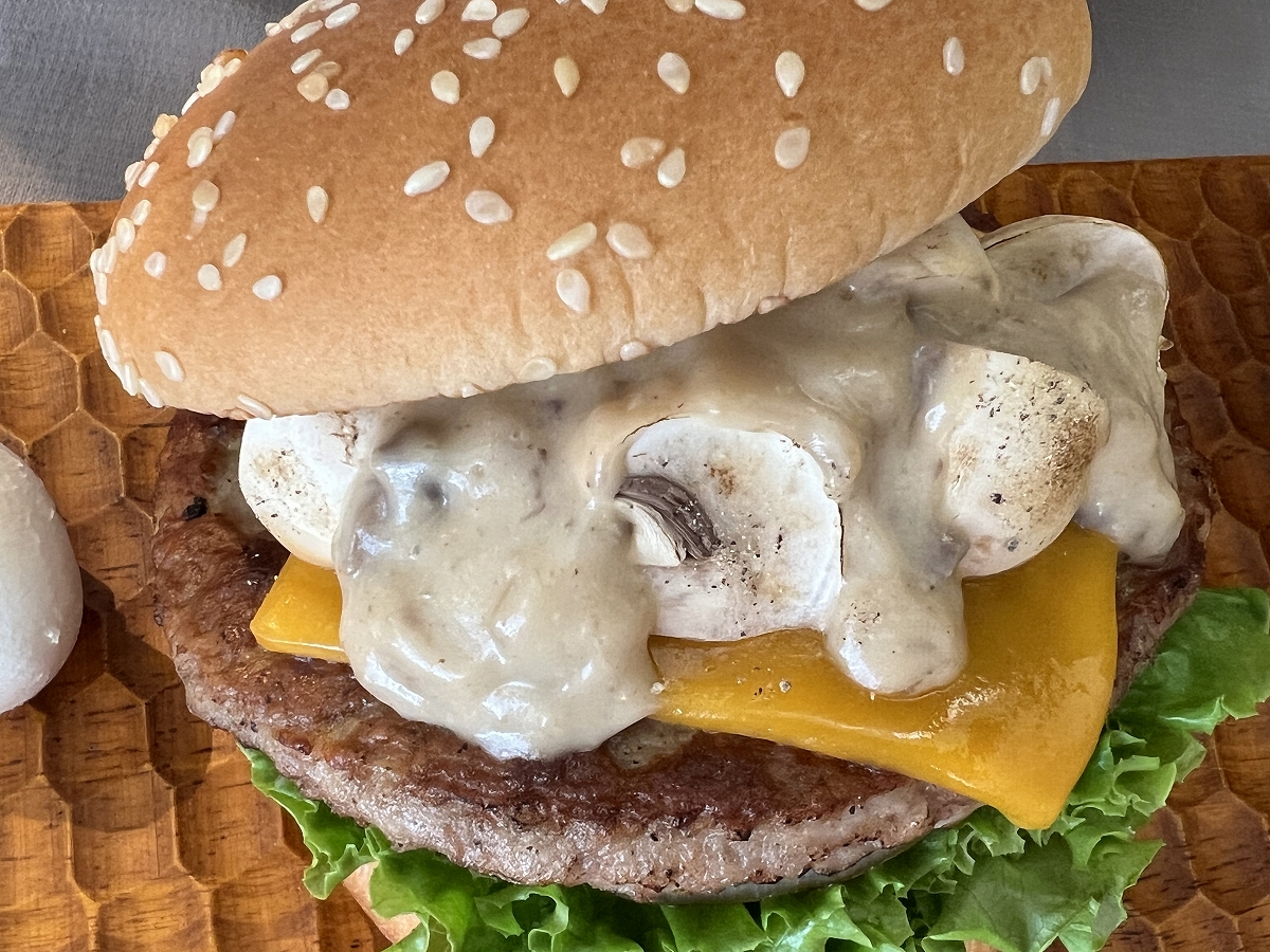 「マッシュルームチーズバーガー ポルチーニクリームソース」のソース
