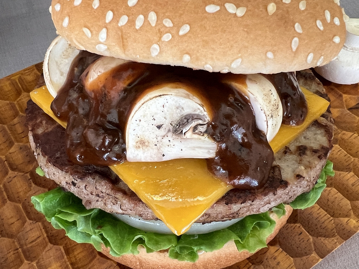 マッシュルームチーズバーガー サーロインボロネーゼソース」のソース