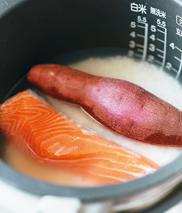 具材の生鮭とさつまいもを入れた炊飯器