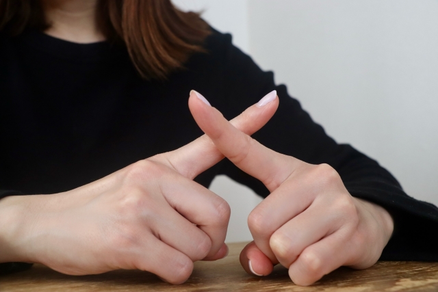 NGポーズをする女性