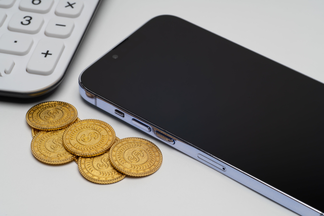 スマホ、電卓、小銭